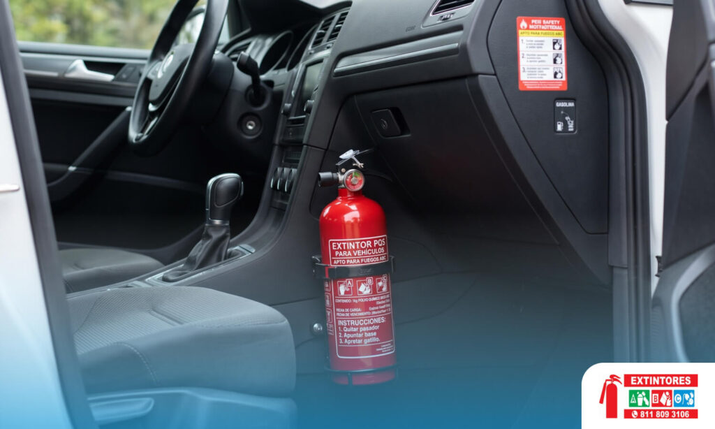 El extintor correcto para autos de gasolina es el extintor PQS. Para autos híbridos o eléctricos es ideal que lo acompañe una agente especializado.